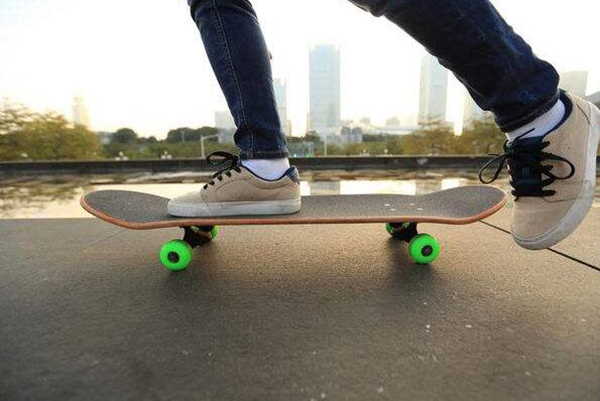 Does the skateboard need to stick Skateboard grip tape?